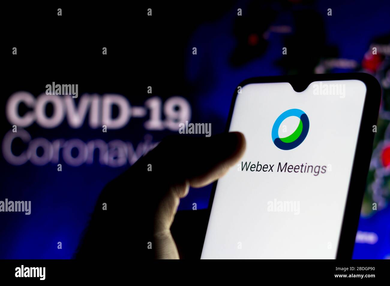 Brésil. 8 avril 2020. Dans cette illustration photo, le logo Cisco WebEx Meeting s'affiche sur un smartphone avec un modèle d'ordinateur du coronavirus COVID-19 en arrière-plan. Crédit: Rafael Henrique/SOPA Images/ZUMA Wire/Alay Live News Banque D'Images