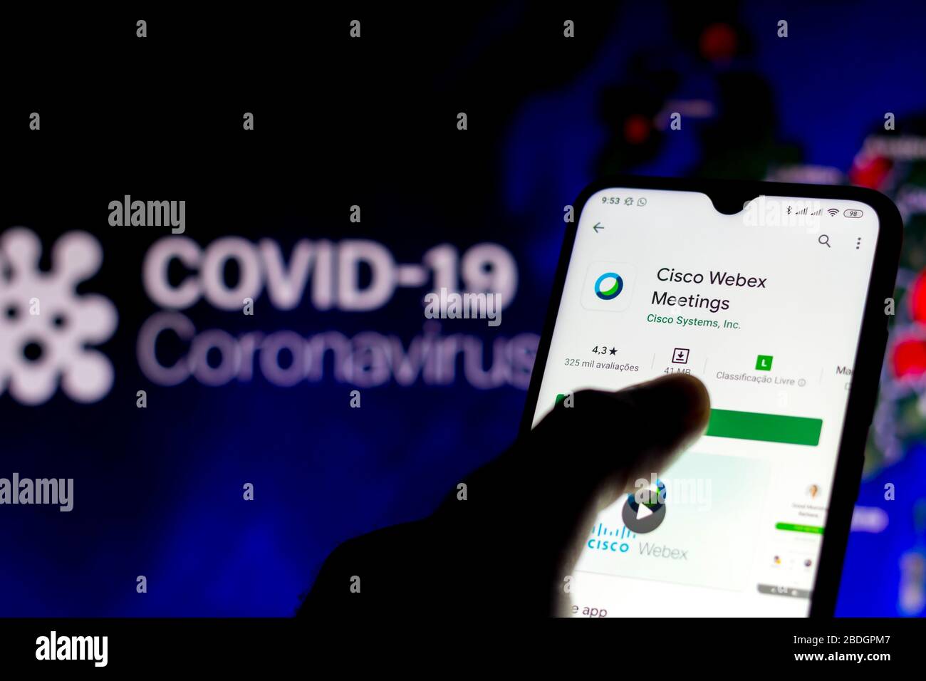 8 avril 2020, Brésil : dans cette illustration photo, le logo Cisco WebEx Meeting s'affiche sur un smartphone avec un modèle d'ordinateur du coronavirus COVID-19 en arrière-plan. (Image crédit : © Rafael Henrique/SOPA Images via ZUMA Wire) Banque D'Images