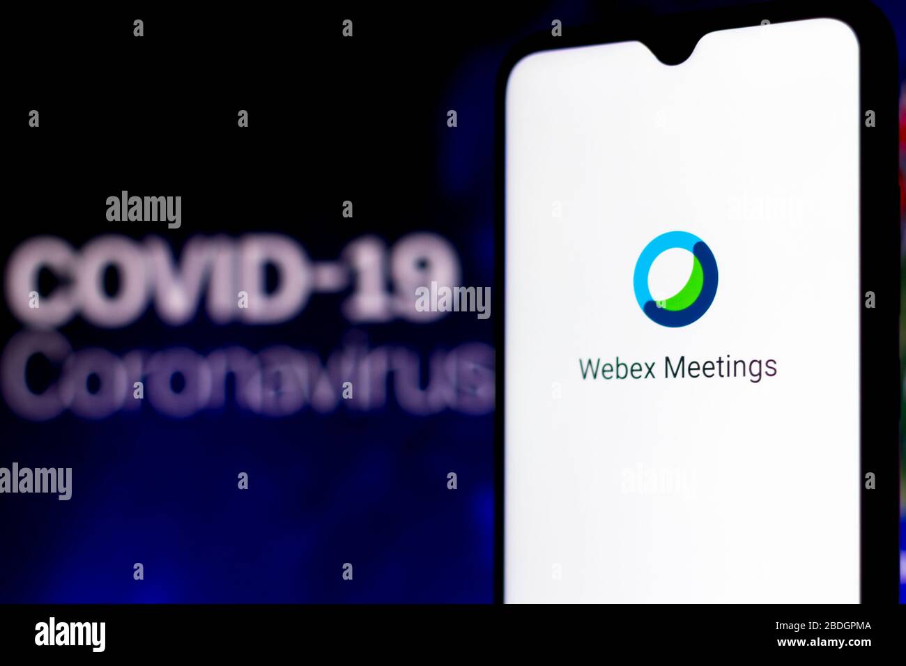 8 avril 2020, Brésil : dans cette illustration photo, le logo Cisco WebEx Meeting s'affiche sur un smartphone avec un modèle d'ordinateur du coronavirus COVID-19 en arrière-plan. (Image crédit : © Rafael Henrique/SOPA Images via ZUMA Wire) Banque D'Images