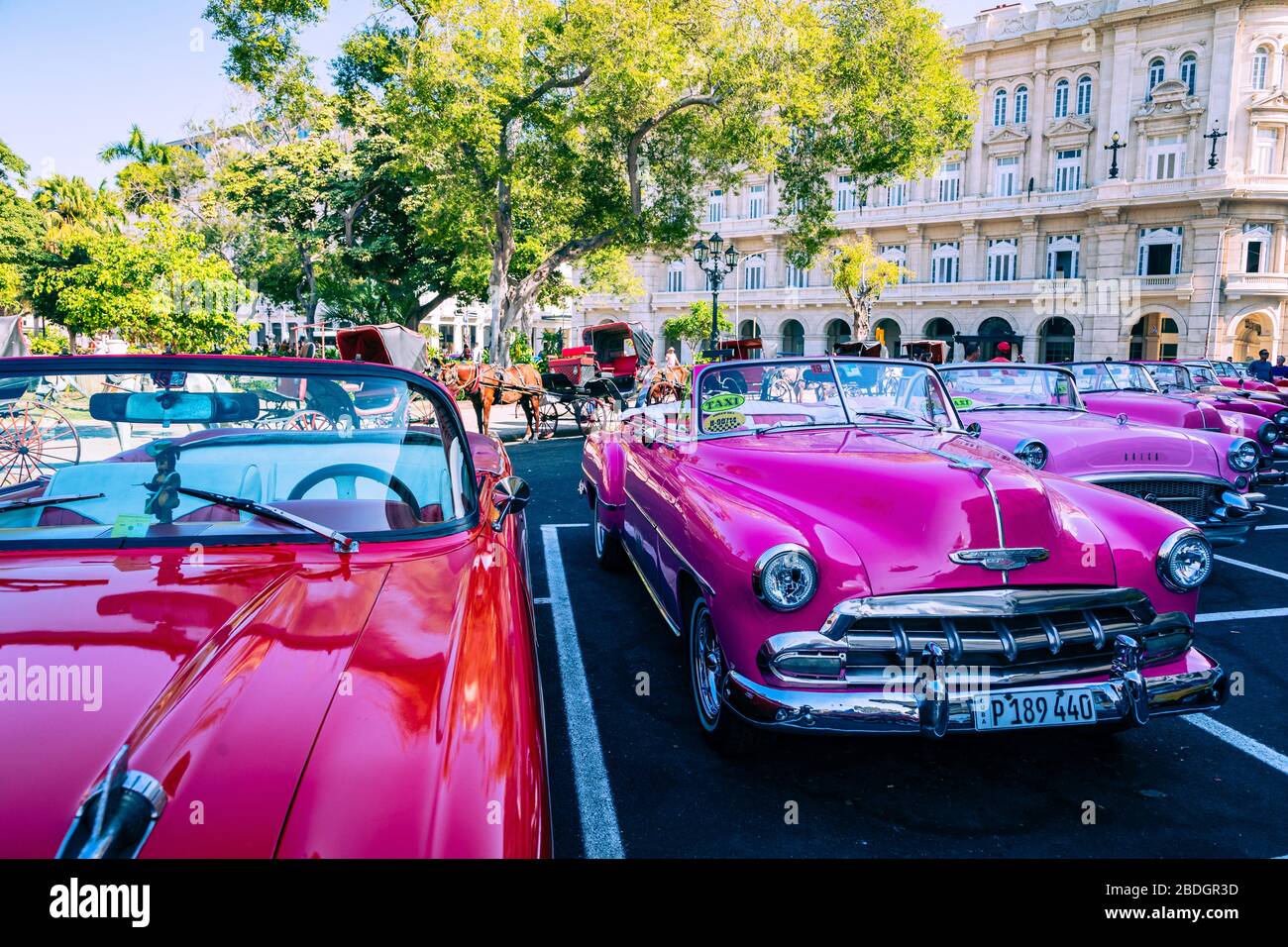 LA HAVANE, CUBA - 10 DÉCEMBRE 2019: Havana Cuba Voitures classiques. Typcal Havana scène urbaine avec des bâtiments colorés et de vieilles voitures. Banque D'Images