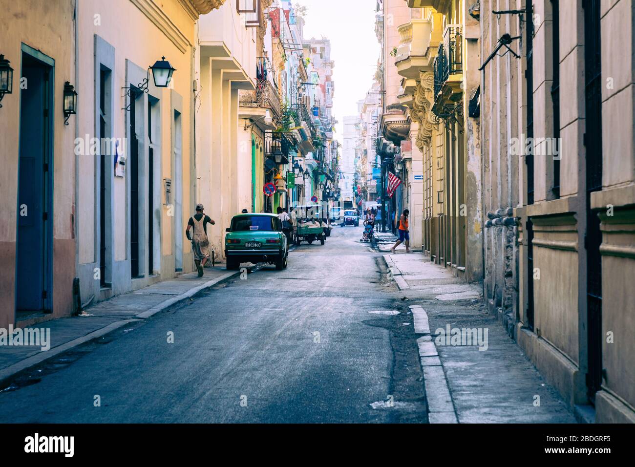 LA HAVANE, CUBA - 10 DÉCEMBRE 2019: Havana Cuba Voitures classiques. Typcal Havana scène urbaine avec des bâtiments colorés et de vieilles voitures. Banque D'Images
