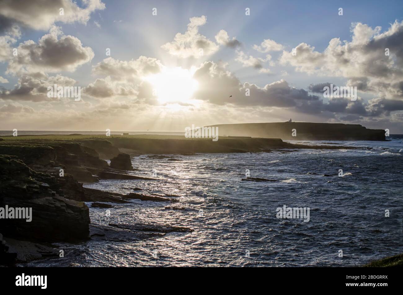 Coucher de soleil sur paysage côtier avec eaux rugueux Banque D'Images