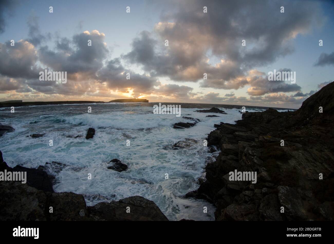 Coucher de soleil sur paysage côtier avec eaux rugueux Banque D'Images