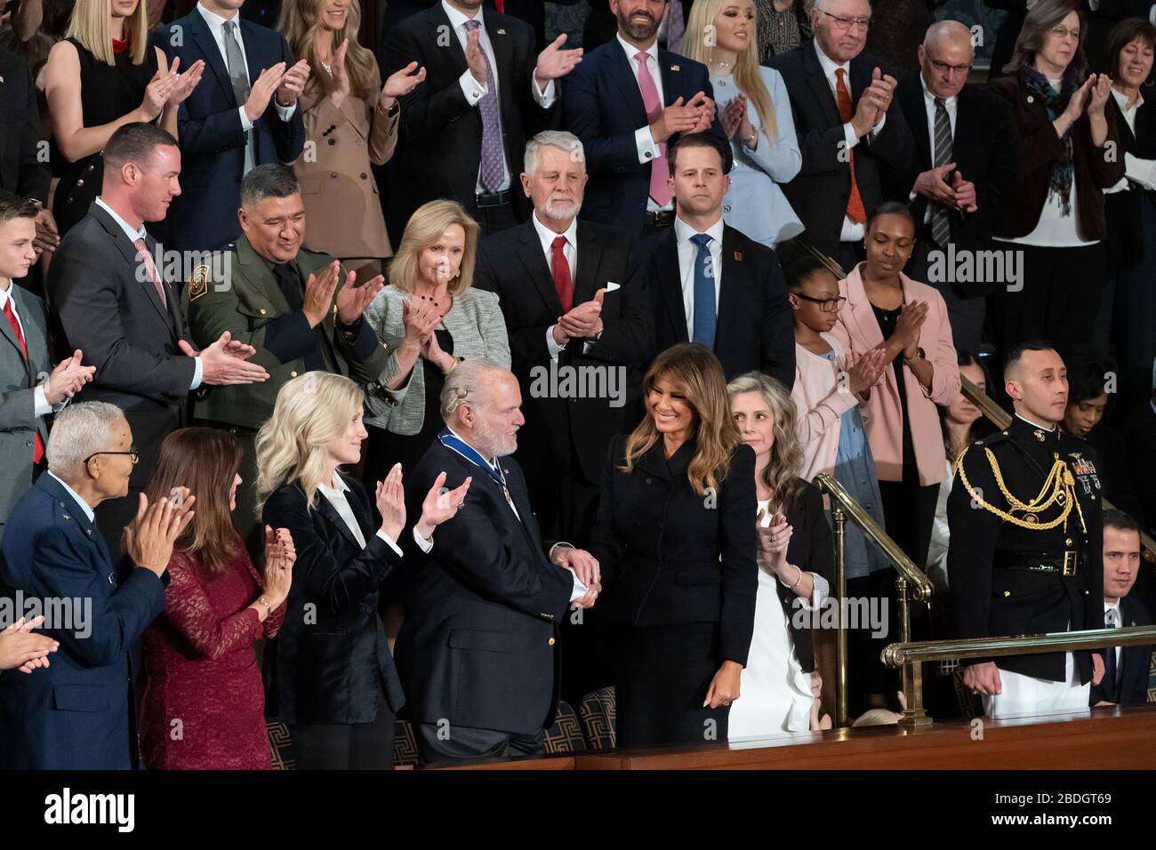 La première dame Melania Trump applaudit l'invité de la galerie Rush Limbaugh après l'avoir présenté avec la Médaille présidentielle de la liberté lors de l'allocution du président Donald J. Trump sur l'état de l'Union, le mardi 4 février 2020, dans la Chambre des députés au Capitole des États-Unis à Washington, D.C. Banque D'Images