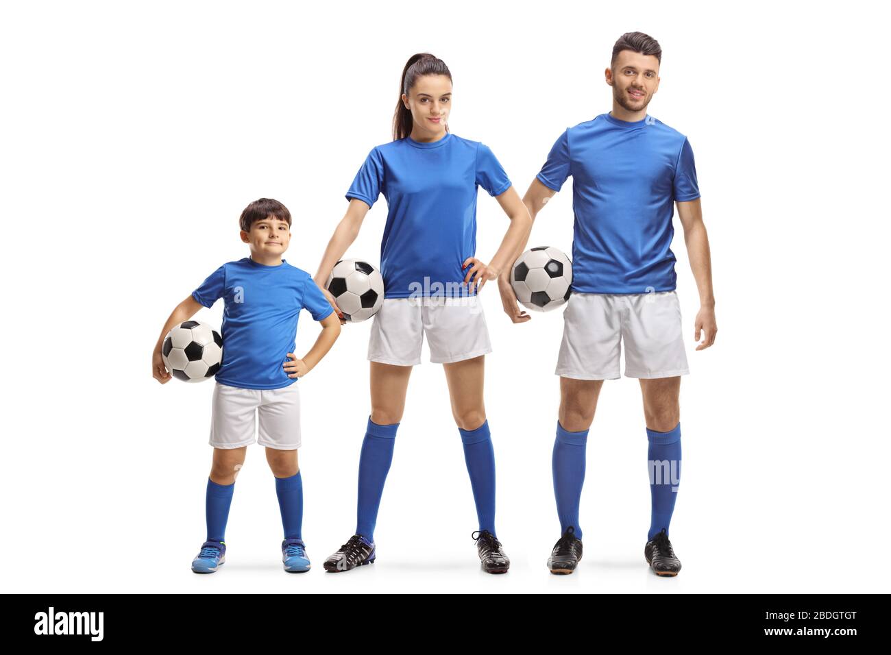 Portrait complet d'un jeune homme, d'une femme et d'un garçon en maillot de sport tenant des ballons de football isolés sur fond blanc Banque D'Images