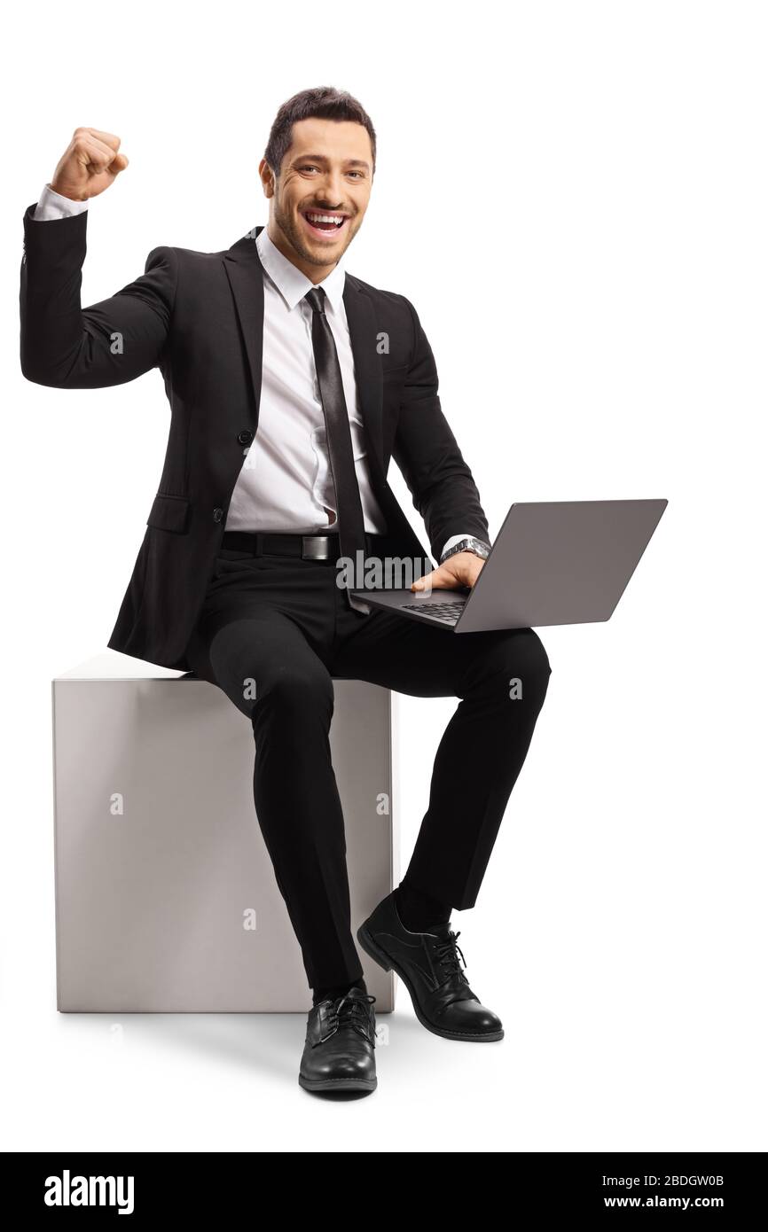 Homme d'affaires avec un ordinateur portable gestirant le bonheur et souriant à l'appareil photo isolé sur fond blanc Banque D'Images
