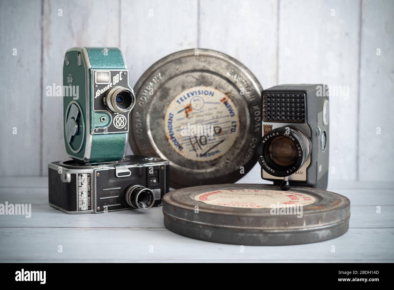 Anciens boîtiers de film 35 mm et caméras ciné / vidéo 8 mm d'époque - durée de vie fixe Banque D'Images