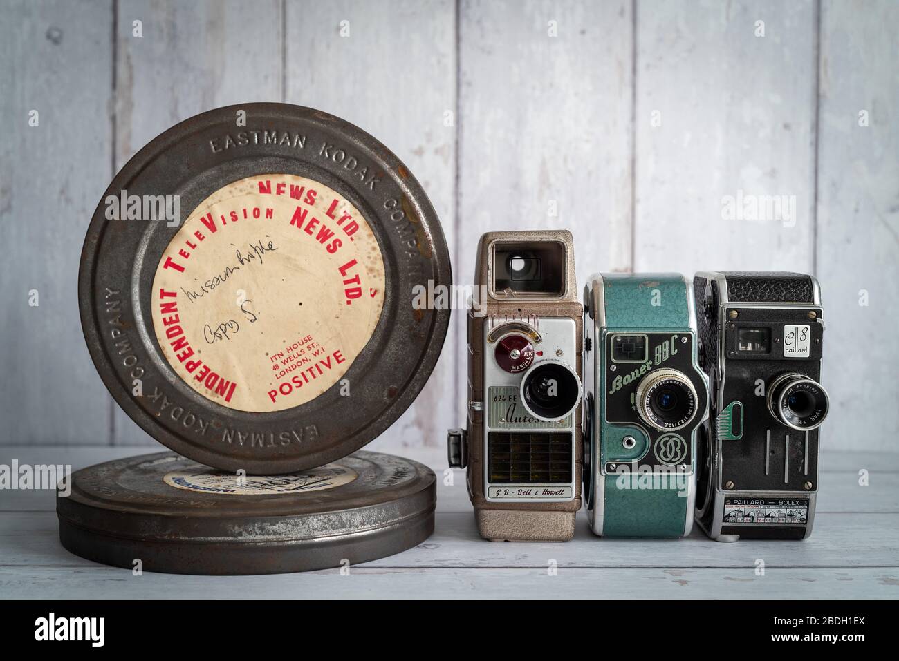 Anciens boîtiers de film 35 mm et caméras ciné / vidéo 8 mm d'époque - durée de vie fixe Banque D'Images
