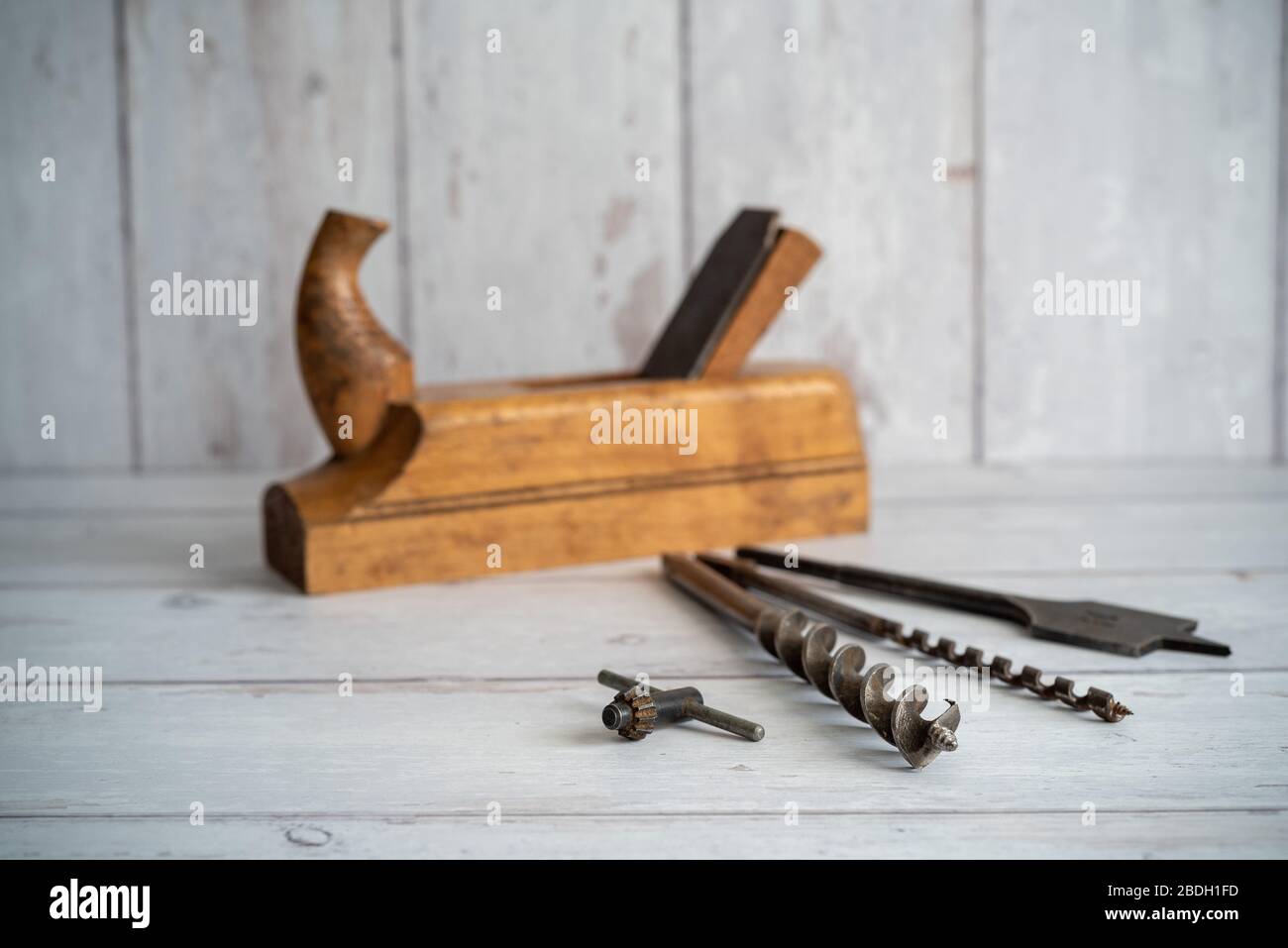 Outils vintage. Forets vintage avec rabot en bois vintage sur fond en bois  blanc Photo Stock - Alamy