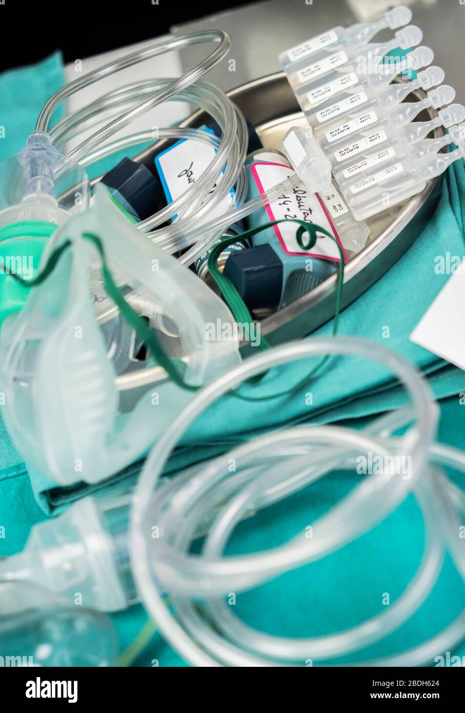 Masque à oxygène et nébuliseurs prêts à l'emploi, image conceptuelle Banque D'Images