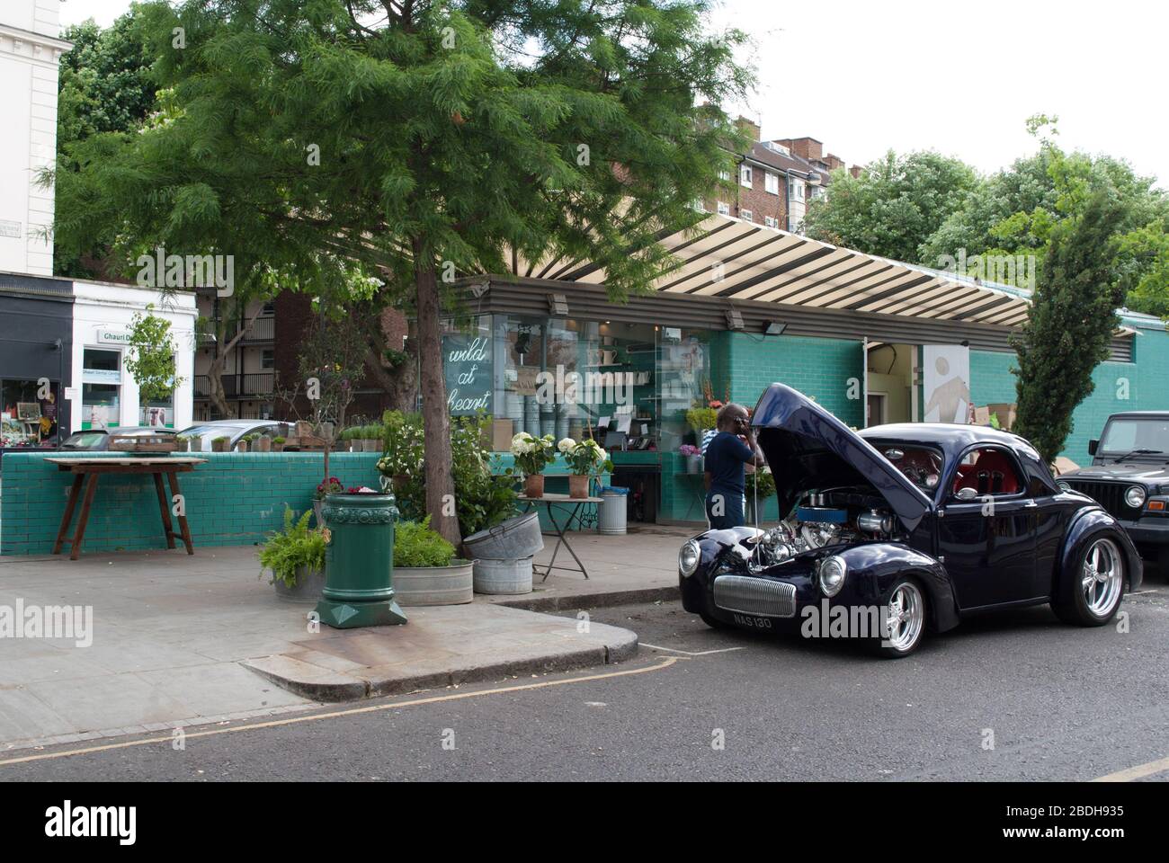 Volkswagen Beetle Alloys Navy Blue Portobello Road Market, Notting Hill, Londres W11 1LJ Banque D'Images