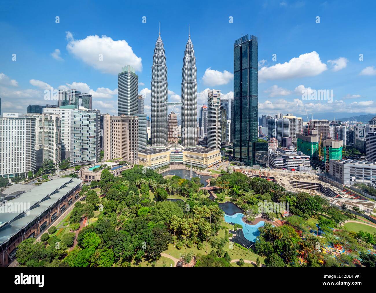 Petronas Twin Towers et horizon du centre-ville avec KLCC Park au premier plan, Kuala Lumpur, Malaisie Banque D'Images