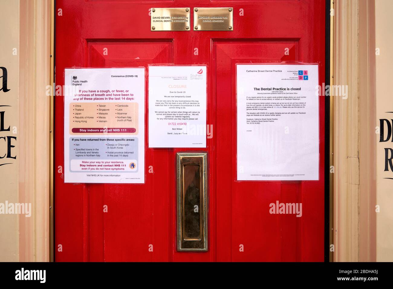 Covid 19 Coronavirus affiche des informations sur la porte d'une chirurgie dentaire pendant le verrouillage au Royaume-Uni Banque D'Images