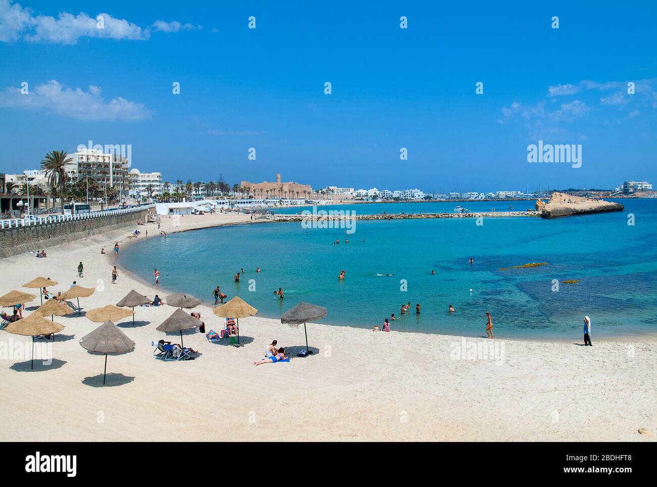 Plage de Monastir avec Ribat donnant sur la mer, Tunisie Banque D'Images