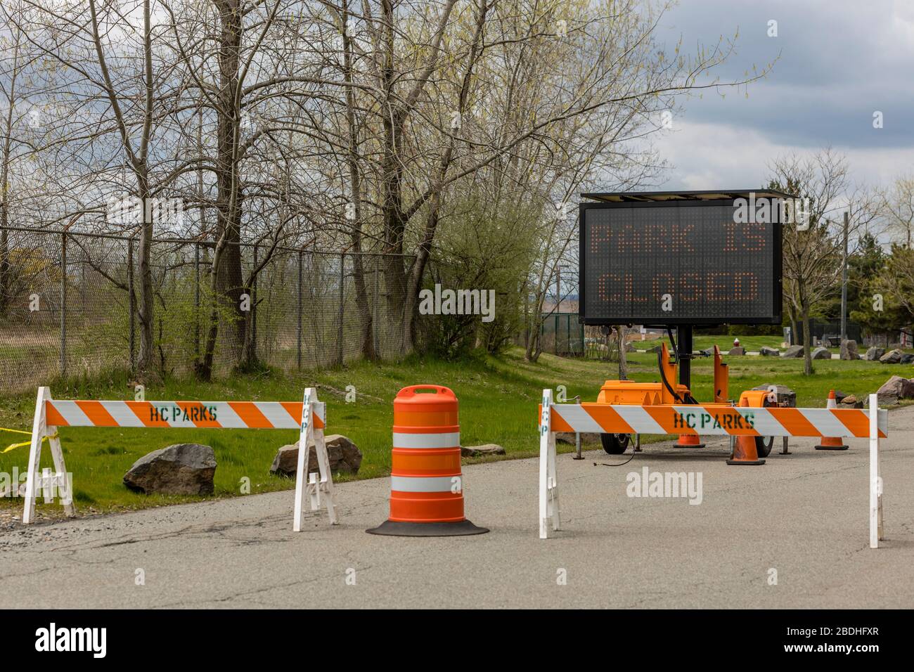 Signalisation routière et barricade à l'entrée d'un parc du comté d'Hudson à Secaucus, New Jersey. Le gouverneur a ordonné la fermeture de tous les parcs d'État au milieu de Covid-19 Banque D'Images