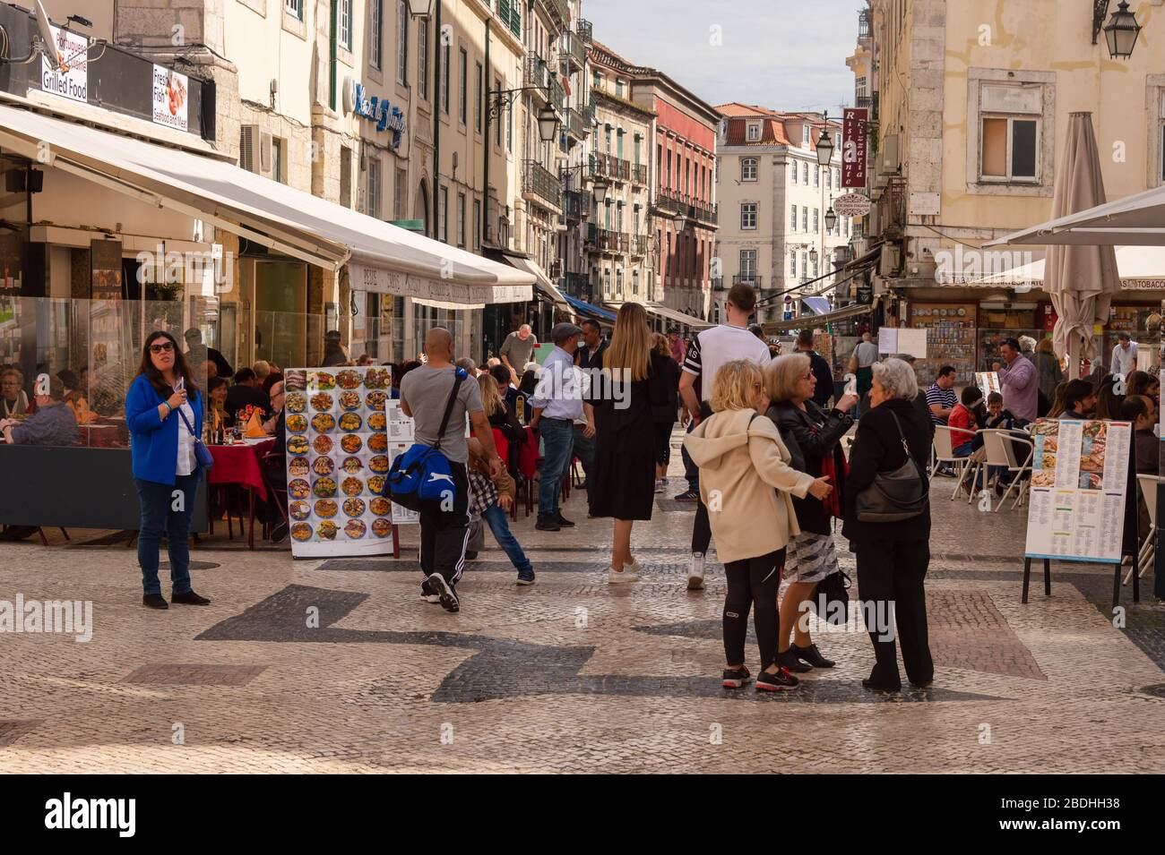 Lisbonne, Portugal - 8 mars 2020: Piétons et touristes sur Rua das Portas de Santo Antao Banque D'Images