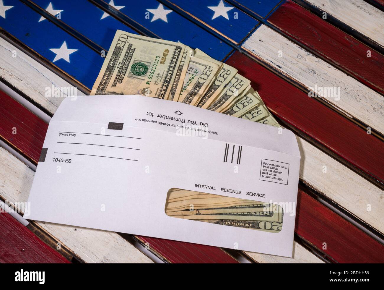 Pile de billets de 20 dollars dans l'enveloppe de l'IRS pour illustrer le paiement de relance du coronavirus ou l'estimation des paiements d'impôt Banque D'Images