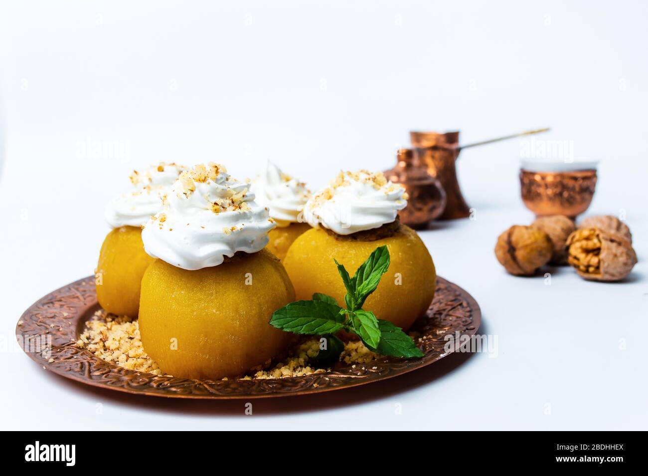 Gâteau aux pommes bosniaques traditionnel rempli de noix servies avec du café turc Banque D'Images