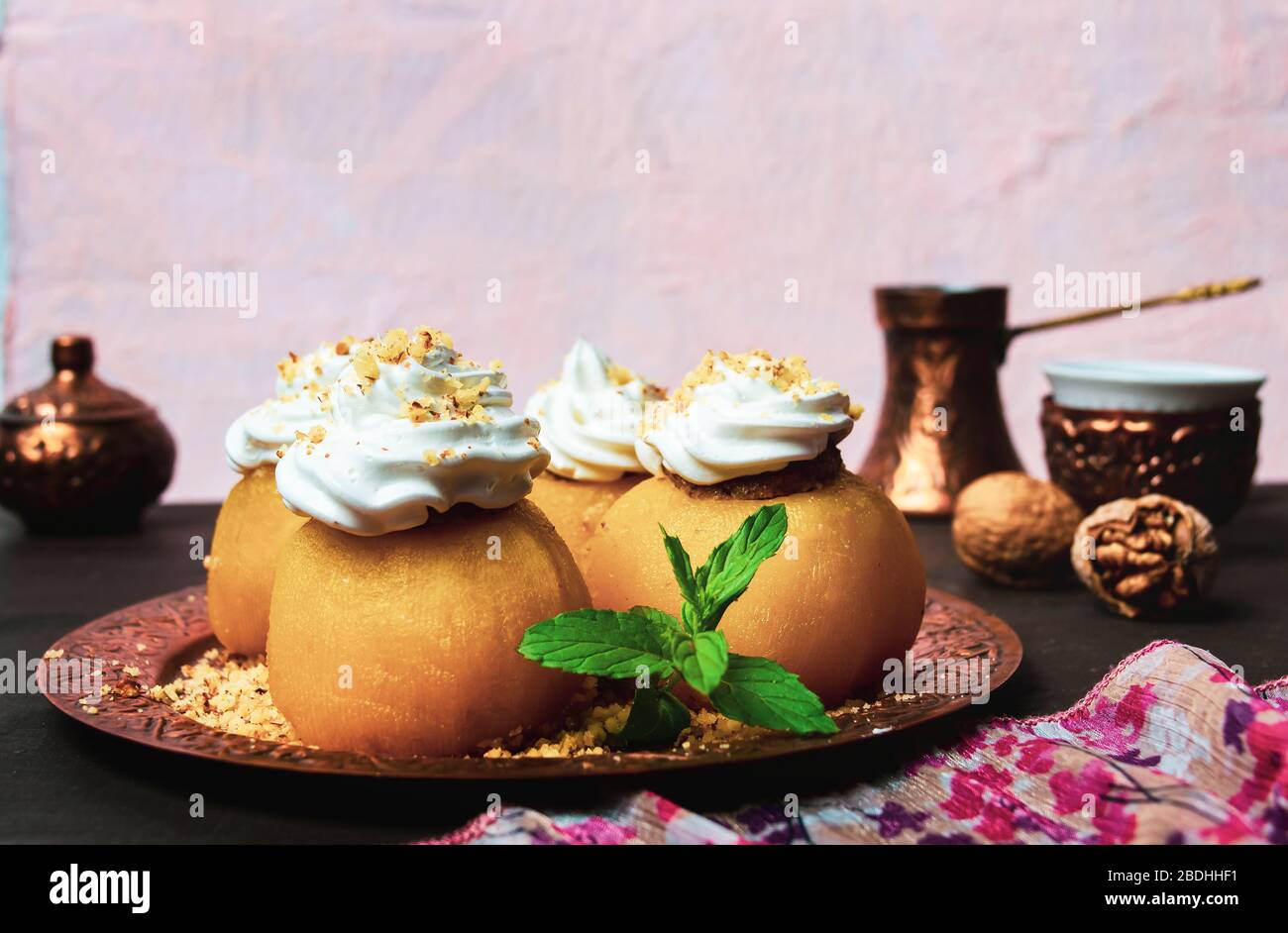 Gâteau aux pommes bosniaques traditionnel rempli de noyer et décoré de crème Banque D'Images