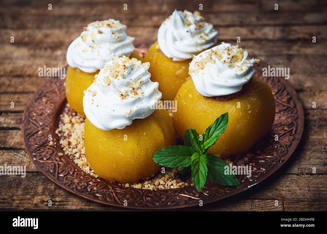 Gâteau aux pommes bosniaques traditionnel rempli de noyer et décoré de crème Banque D'Images