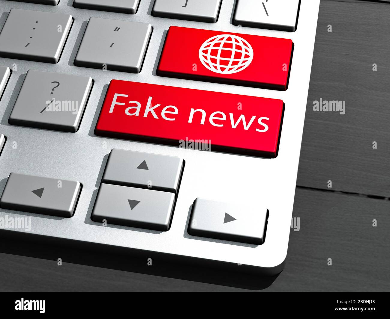 Un clavier d'ordinateur, un bouton de recherche, de fausses nouvelles. Concept. Les nouvelles indésirables désinformation délibérée ou canulars diffusés par l'intermédiaire de l'impression traditionnelle, les nouvelles de diffusion Banque D'Images