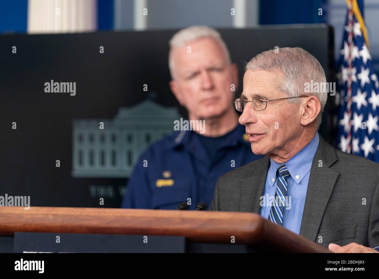 Le Dr Anthony Fauci, directeur de l'Institut national des allergies et des maladies infectieuses, répond à une question des journalistes lors du quotidien COVID-19, exposé sur le coronavirus dans la salle de presse de la Maison Blanche le 6 avril 2020 à Washington, DC. Le secrétaire adjoint à la Santé et aux Services humains des États-Unis, l'amiral Brett Giroir, se trouve à gauche. Banque D'Images