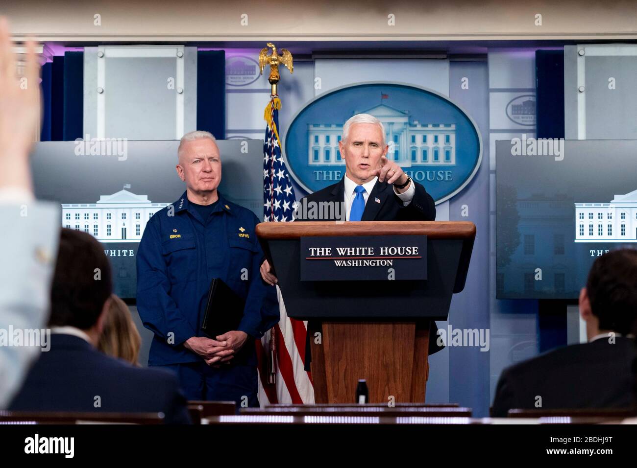 Le vice-président des États-Unis, Mike Pence, répond à une question posée par les journalistes au cours du quotidien COVID-19, exposé sur le coronavirus dans la salle de presse de la Maison Blanche le 6 avril 2020 à Washington, DC. Secrétaire adjoint à la santé et aux services humains l'amiral Brett Giroir se trouve à gauche. Banque D'Images