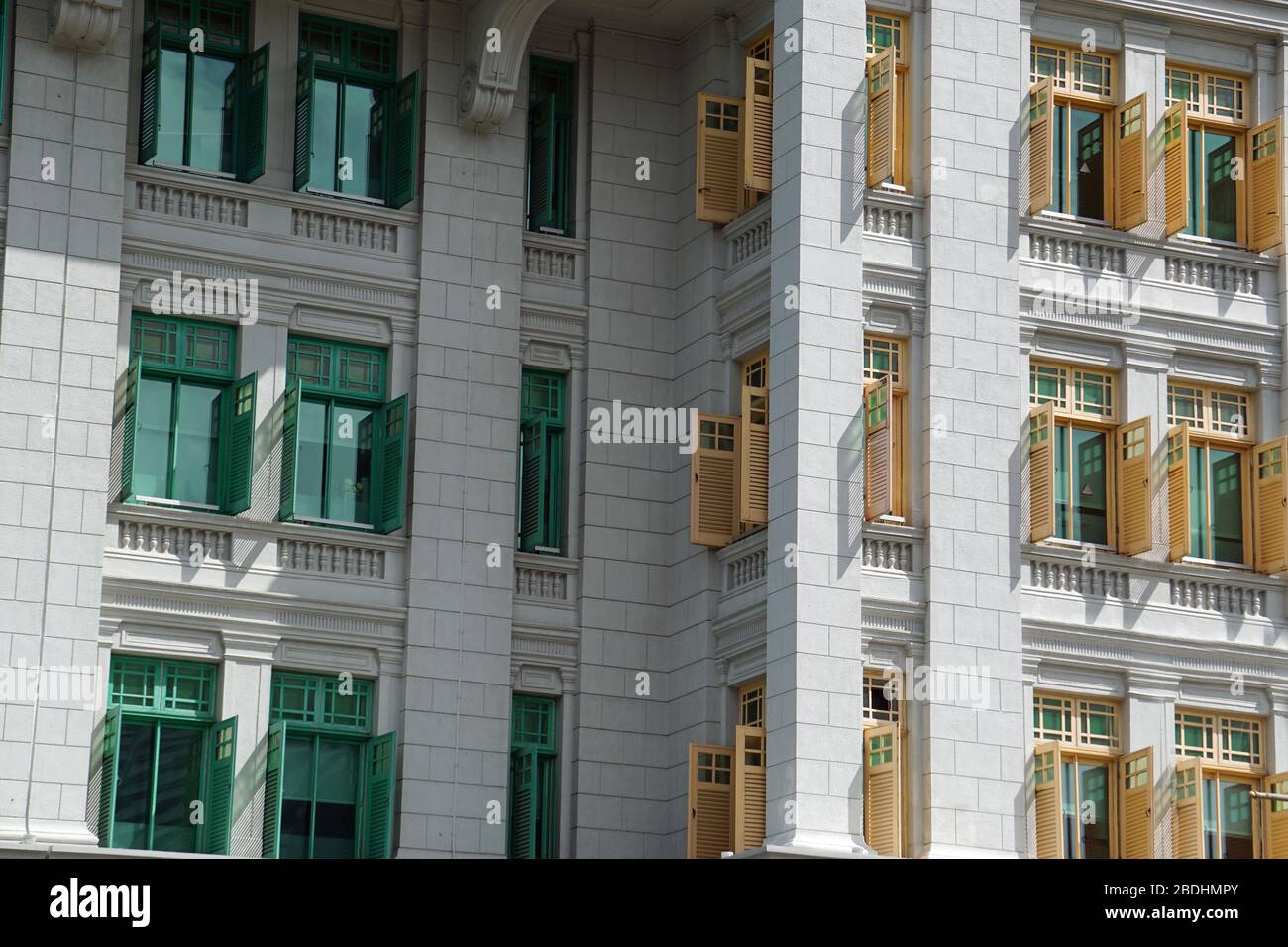 vieux volets colorés en bois à singapour Banque D'Images