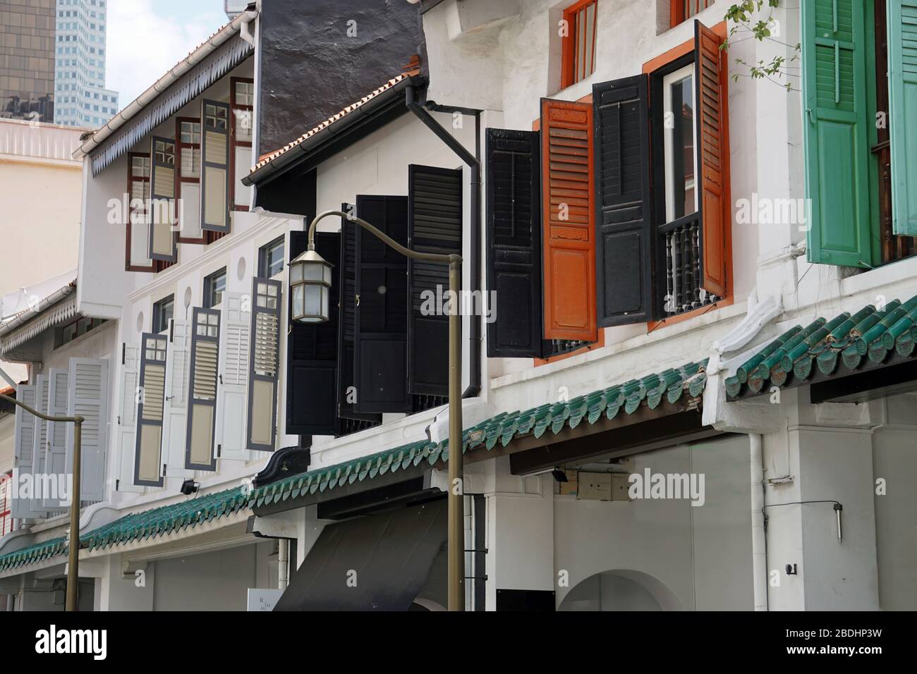 vieux volets colorés en bois à singapour Banque D'Images