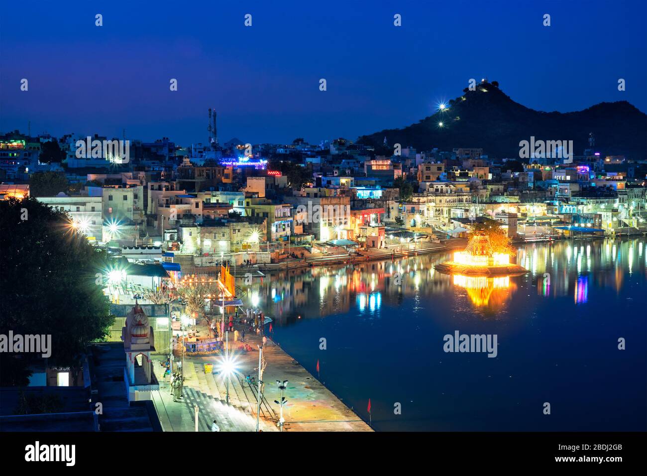Vue sur le pèlerinage indien ville sacrée Pushkar avec des ghats Pushkar. Rajasthan, Inde. Panoramique horizontal Banque D'Images