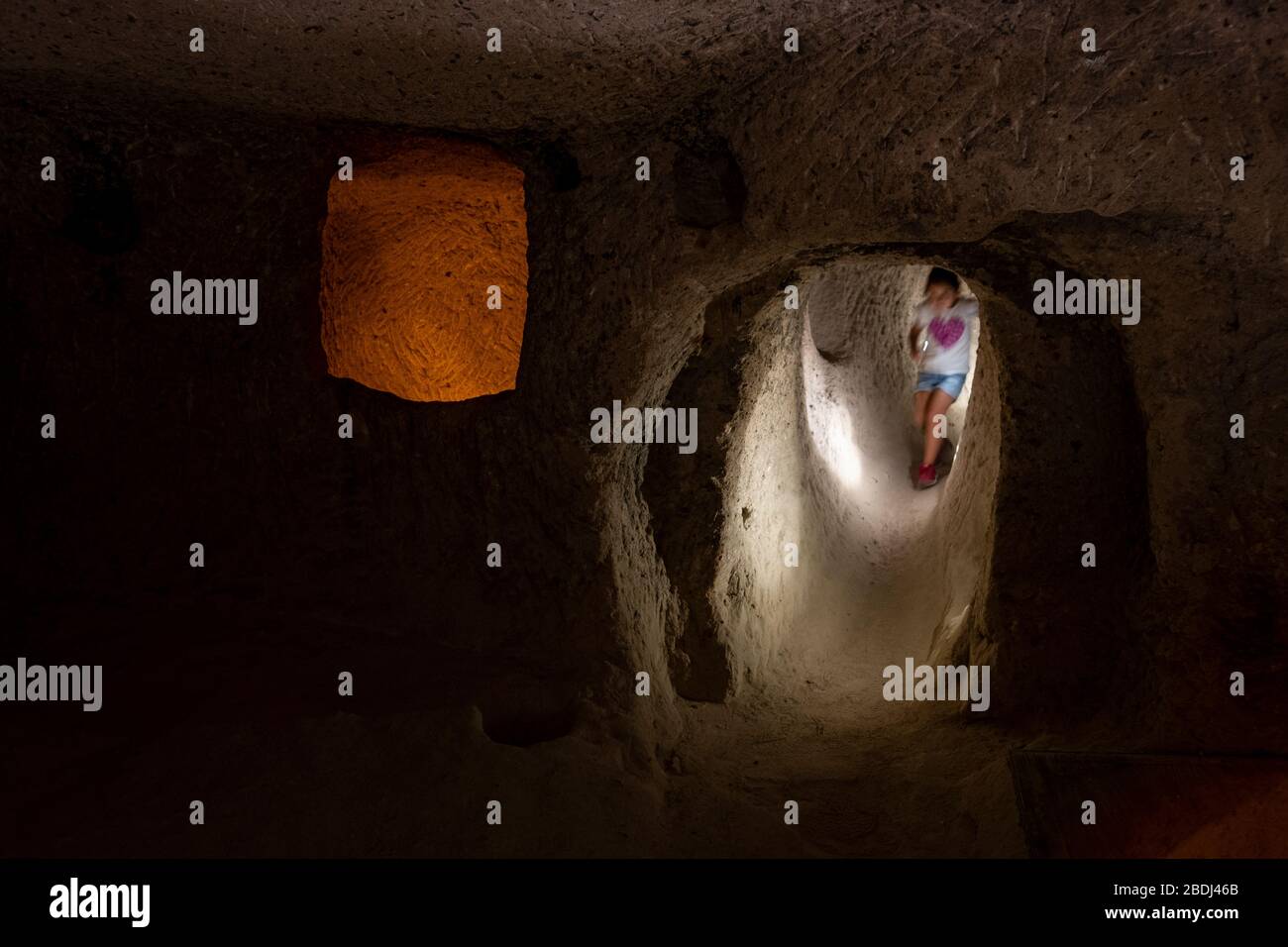Ushisar, Turquie - 30 août 2019 : Kid à l'intérieur de la ville souterraine de Kaymakli Banque D'Images