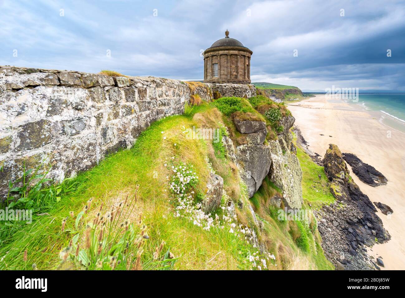 Vue sur le temple de Mussenden et la plage de Downhill en contrebas. Castlerock, County Antrim, Ulster region, Irlande du Nord, Royaume-Uni. Banque D'Images