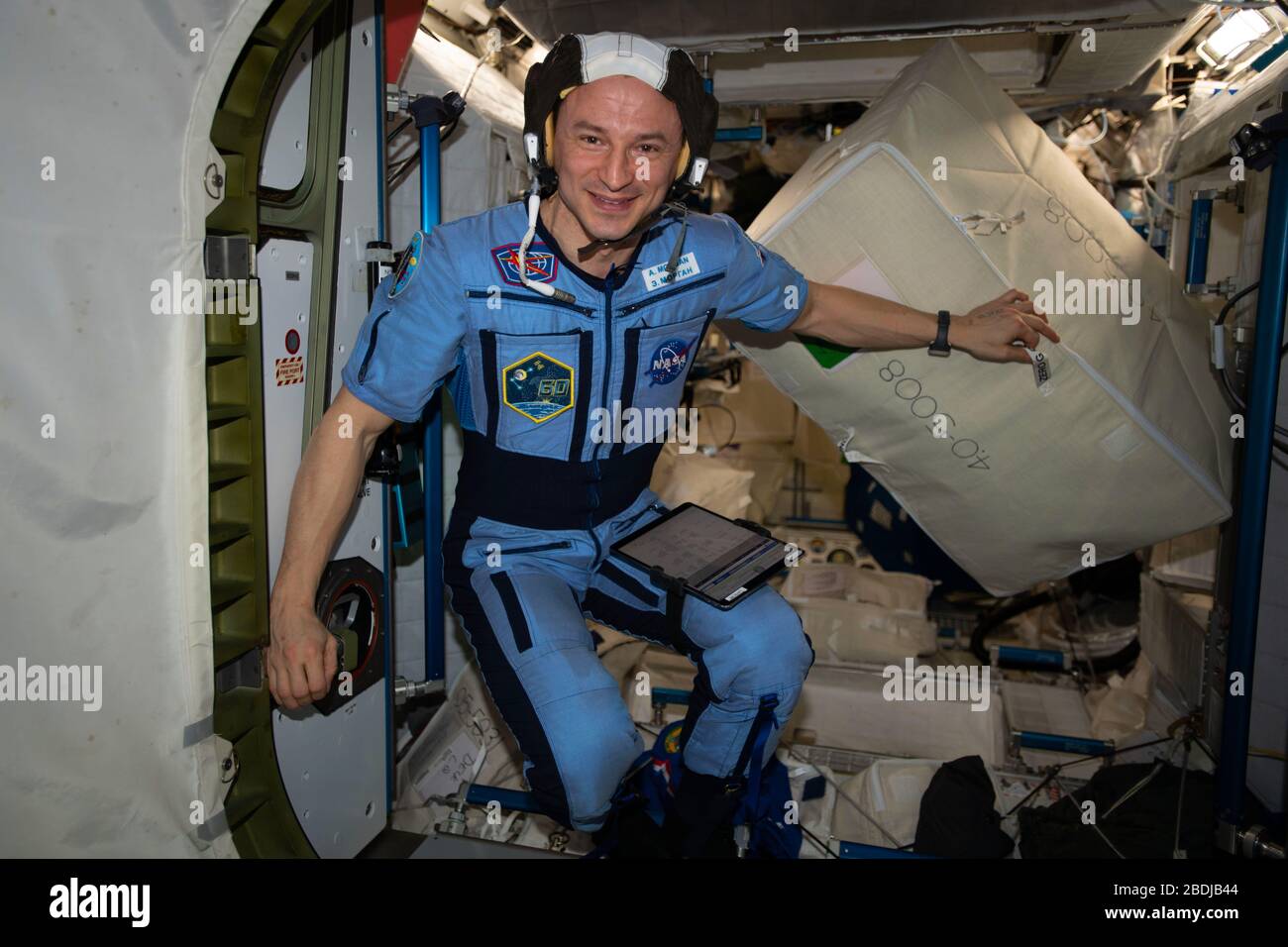 ISS - 31 mars 2020 - l'astronaute et ingénieur de vol de la NASA, Andrew Morgan, porte une casquette de communication surnommée la « noopie C » Banque D'Images