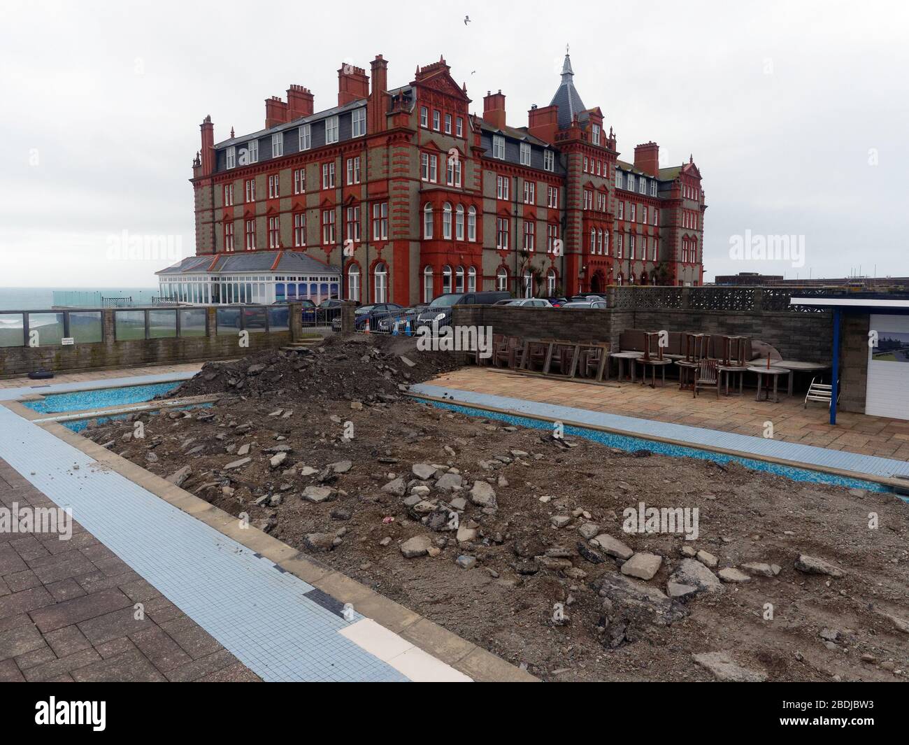 Décommission de la piscine à l'hôtel Headland. La vieille piscine extérieure est remplie de décombres. Cornwall Royaume-Uni. Crédit: Robert Taylor/Alay. Banque D'Images