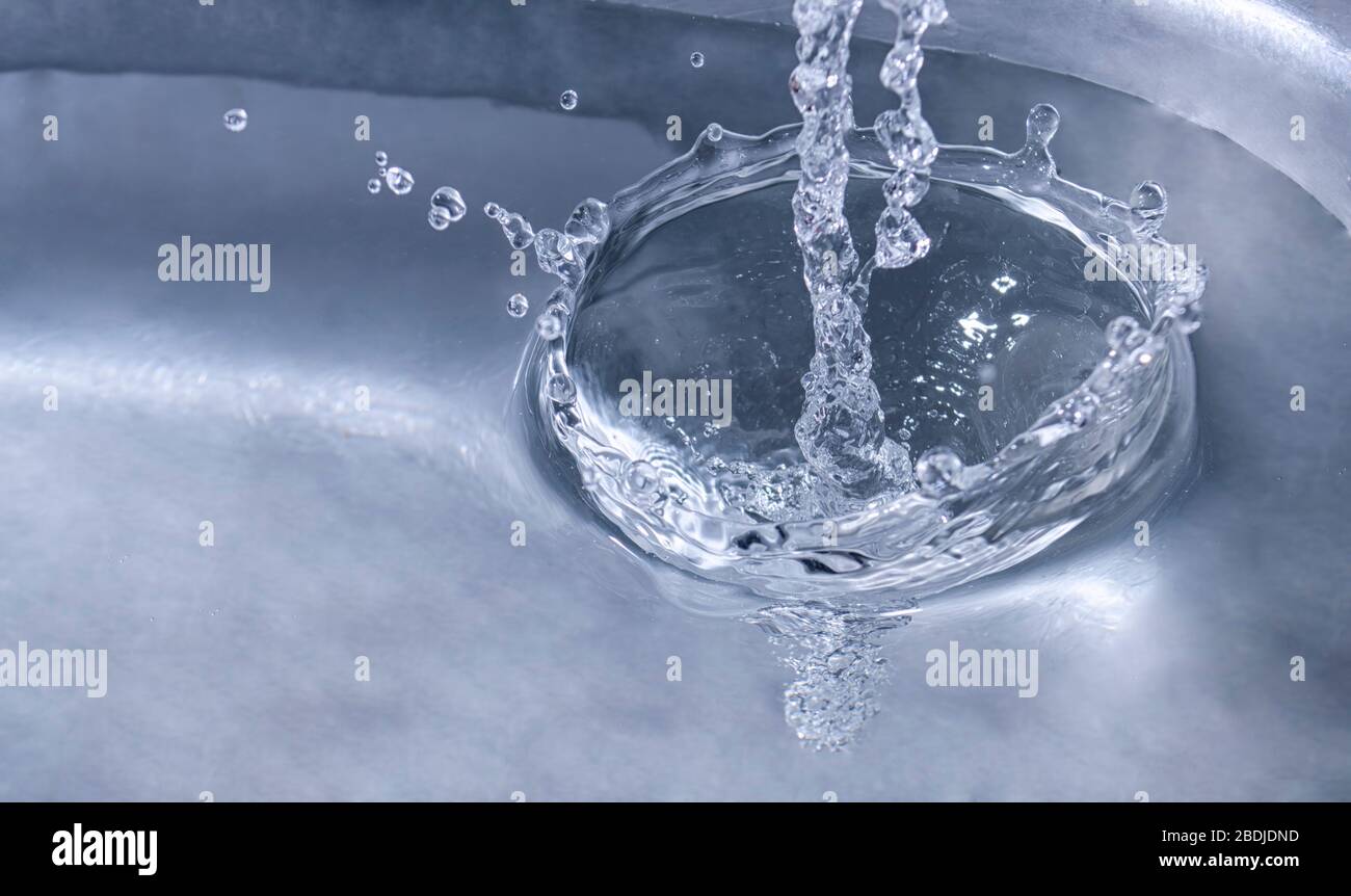 Gros plan sur les éclaboussures d'eau isolées Banque D'Images