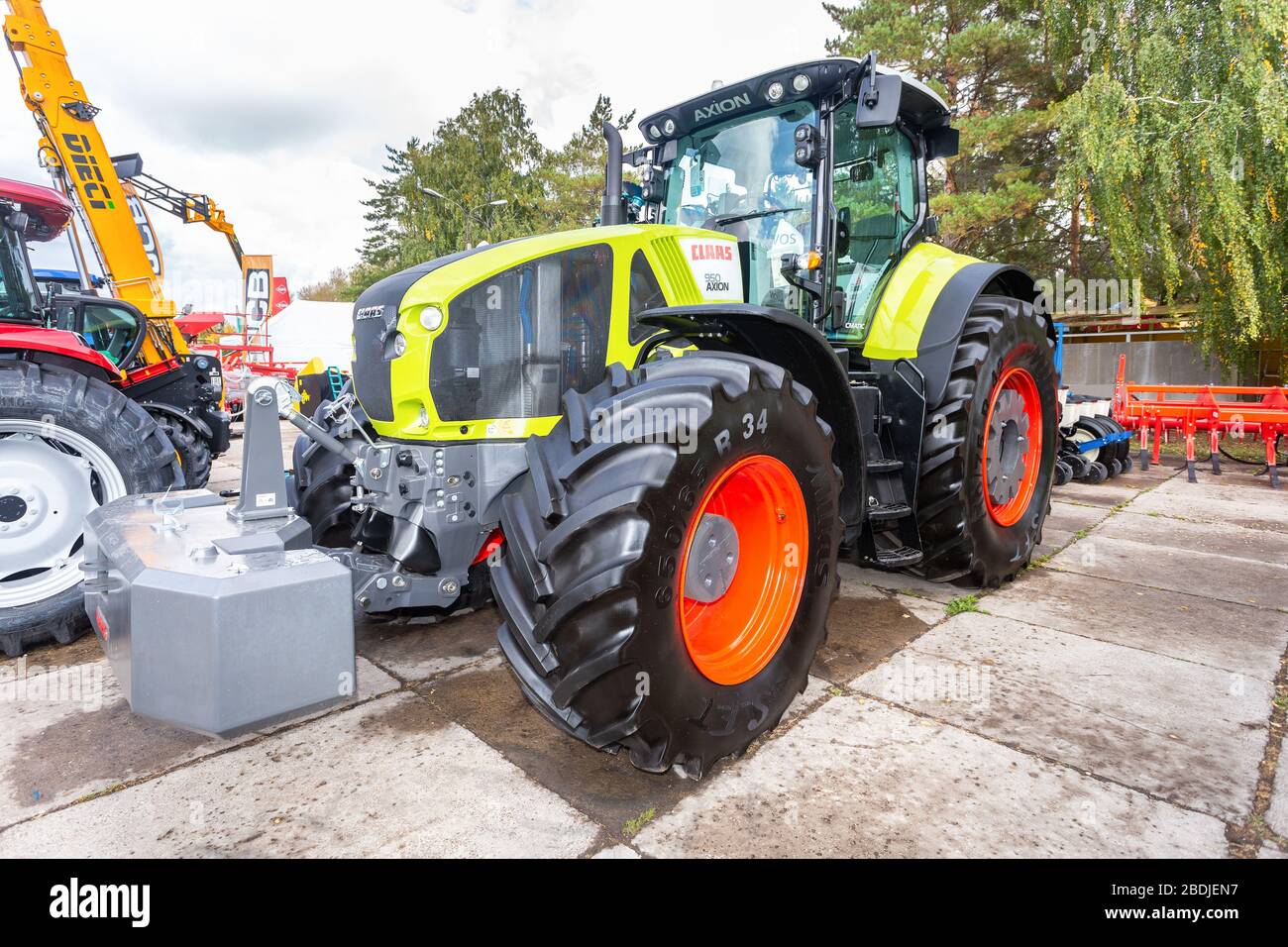 Samara, Russie - 15 septembre 2019: Tracteur agricole moderne à roues Claas 950 Axion à l'exposition agro-industrielle Volga annuelle Banque D'Images