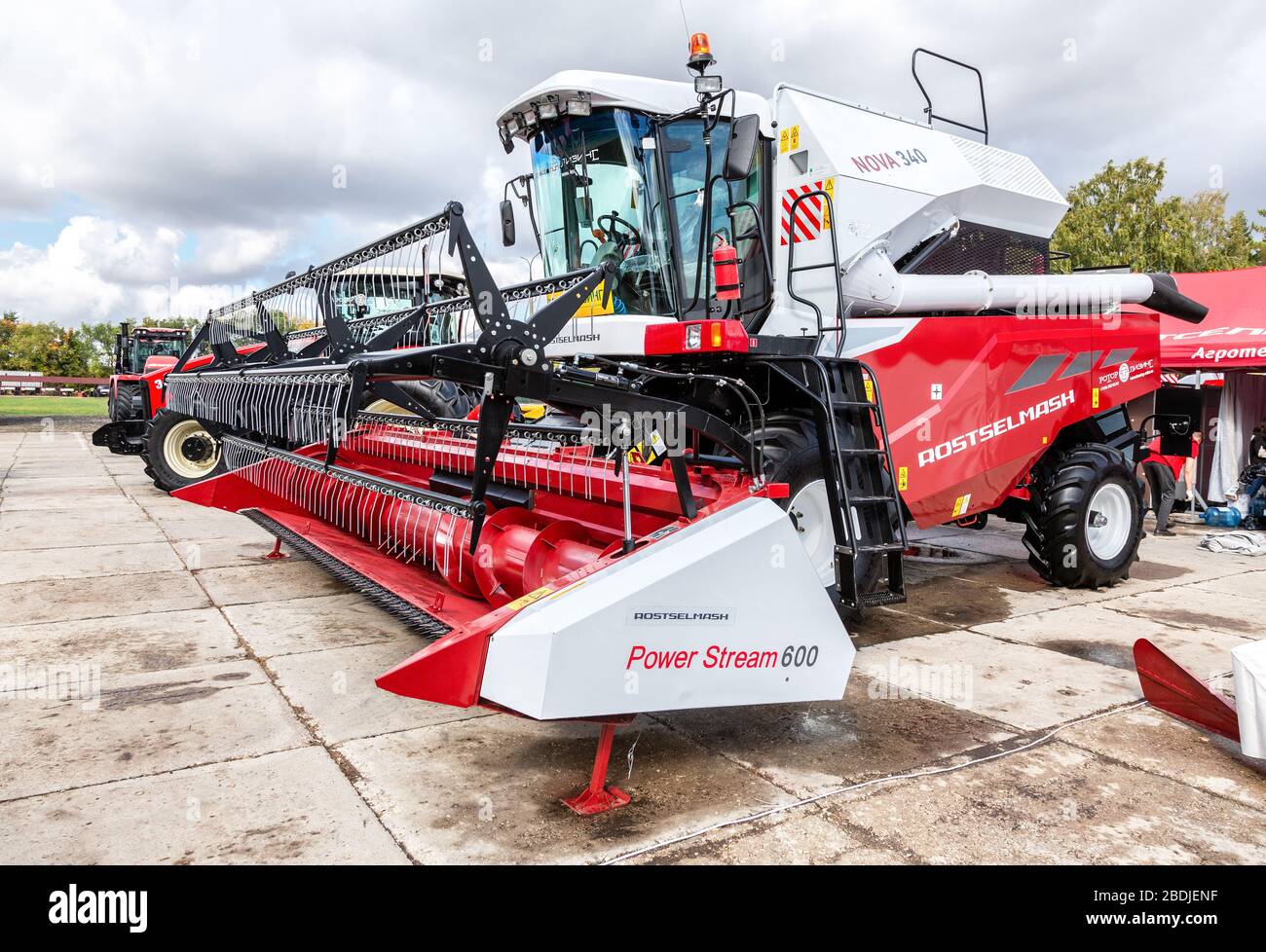 Samara, Russie - 15 septembre 2019: Machines agricoles modernes. Moissonneuse-batteuse Rostselmash Nova 340 avec Power Stream 600 Banque D'Images