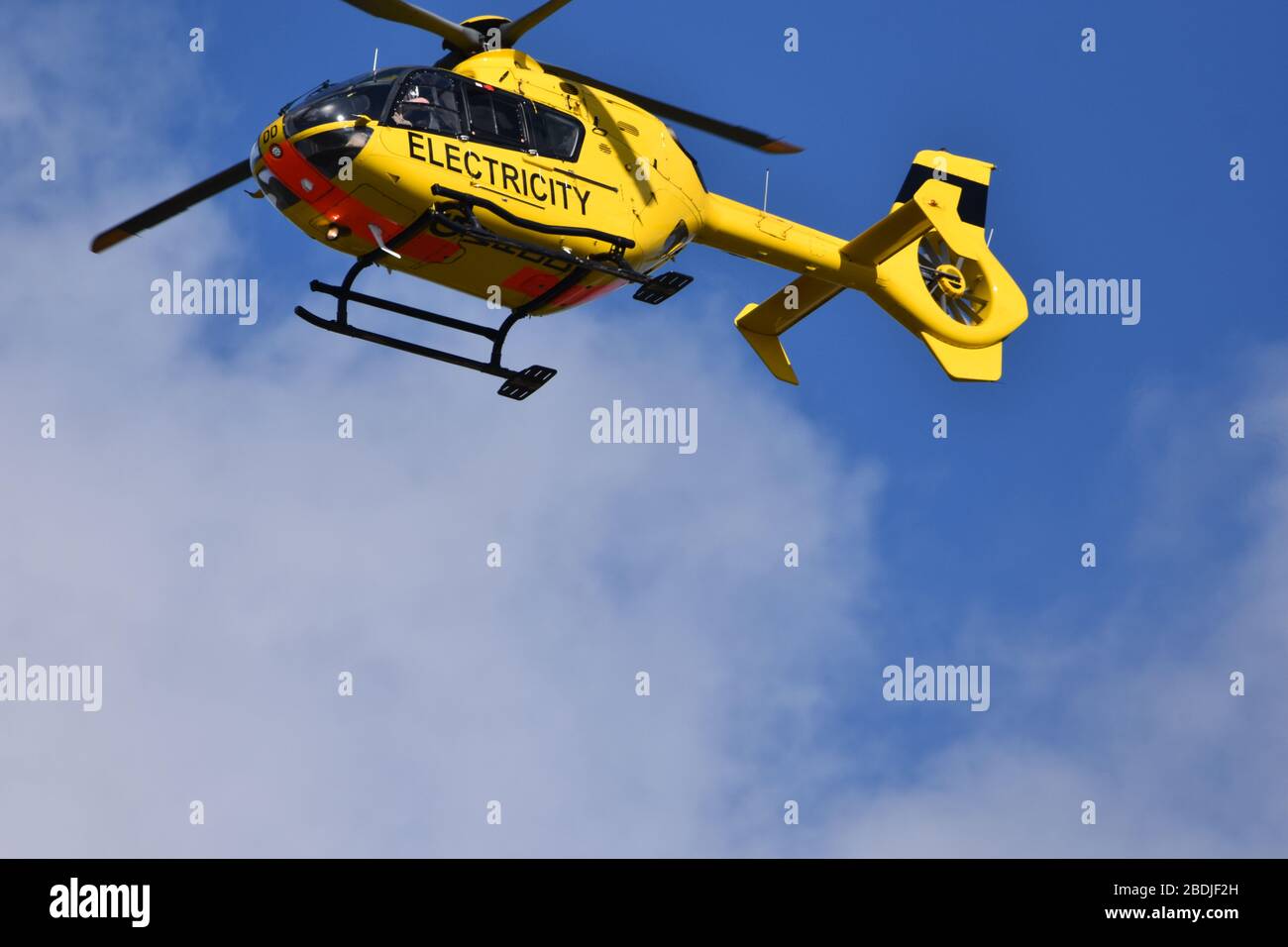 L Helicoptere Electrique Wpd Jaune Ec 135 Dans Le Ciel Au Dessus De L Aeroport International De Bristol Angleterre Royaume Uni Maintenance De L Electricite Photo Stock Alamy