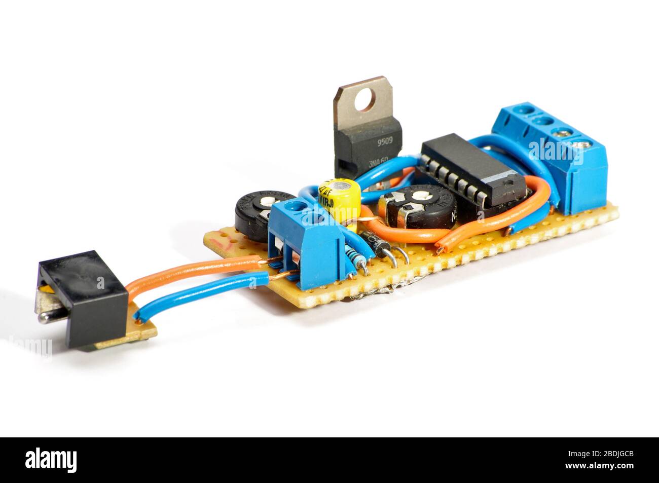 Circuit prototype électronique assemblé sur la carte de circuit imprimé  universelle Photo Stock - Alamy
