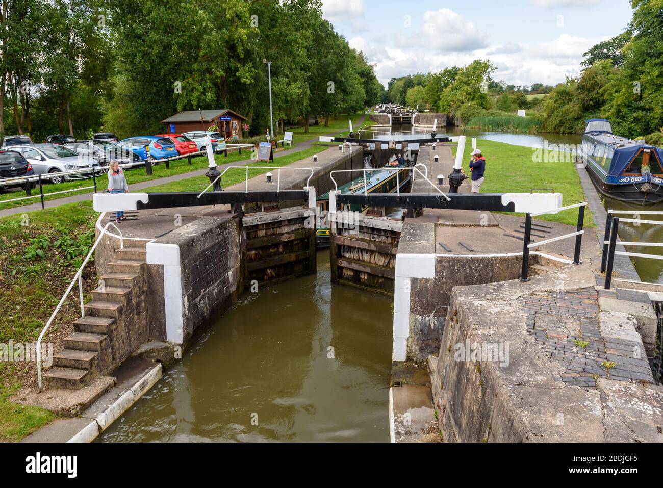 Narrowboats à Hatton Locks sur le grand canal syndical, Warwickshire, Angleterre Banque D'Images