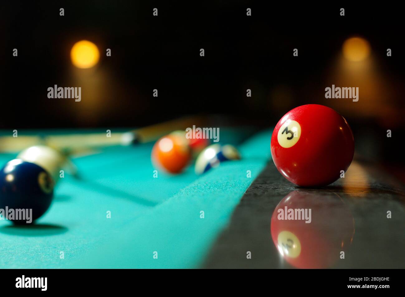 Boule rouge de piscine numéro 3 sur la table de billard Banque D'Images