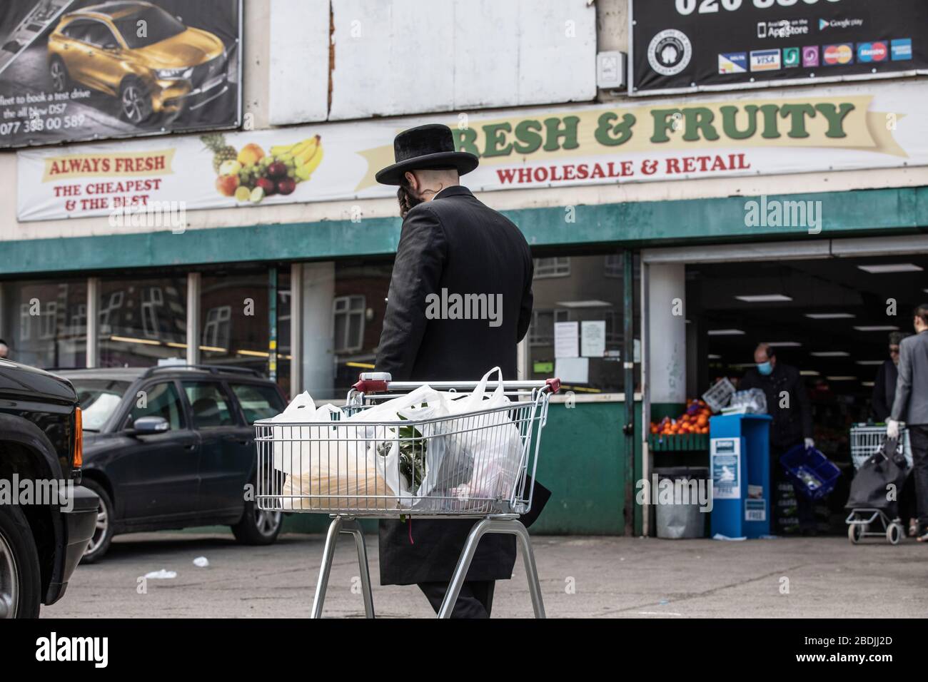 Les Juifs ultra-orthodoxes dans la communauté juive de Stamford Hill, Londres, ont fait des achats avant les célébrations de la Pâque de la semaine pendant le maintien de COVID-19. Banque D'Images
