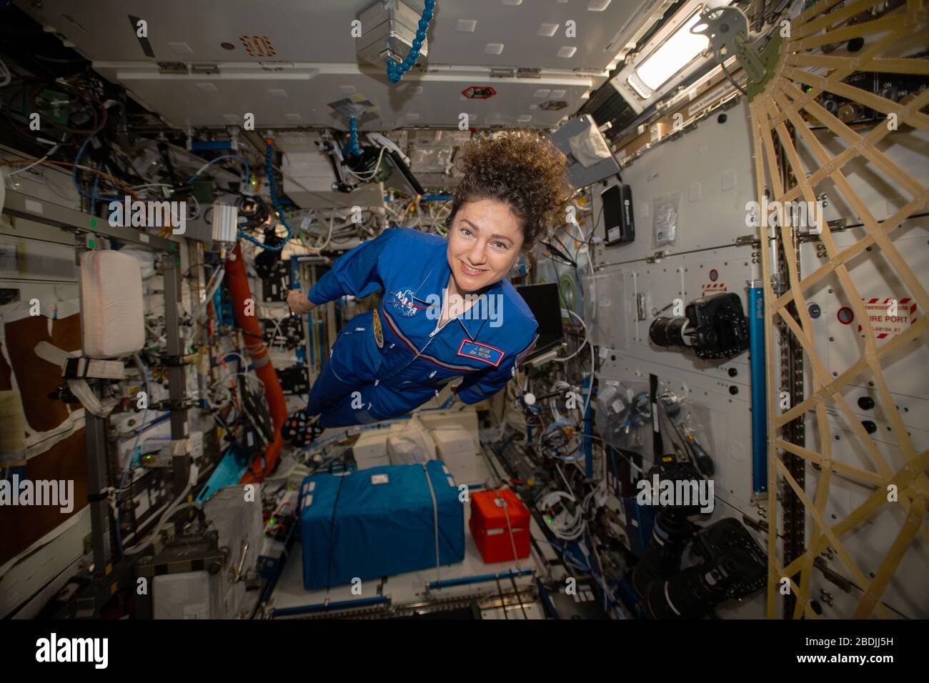 ISS - 29 mars 2020 - l'astronaute et l'ingénieur de vol de la NASA 62 Jessica Meir fait un portrait dans l'environnement sans poids de l'Interna Banque D'Images