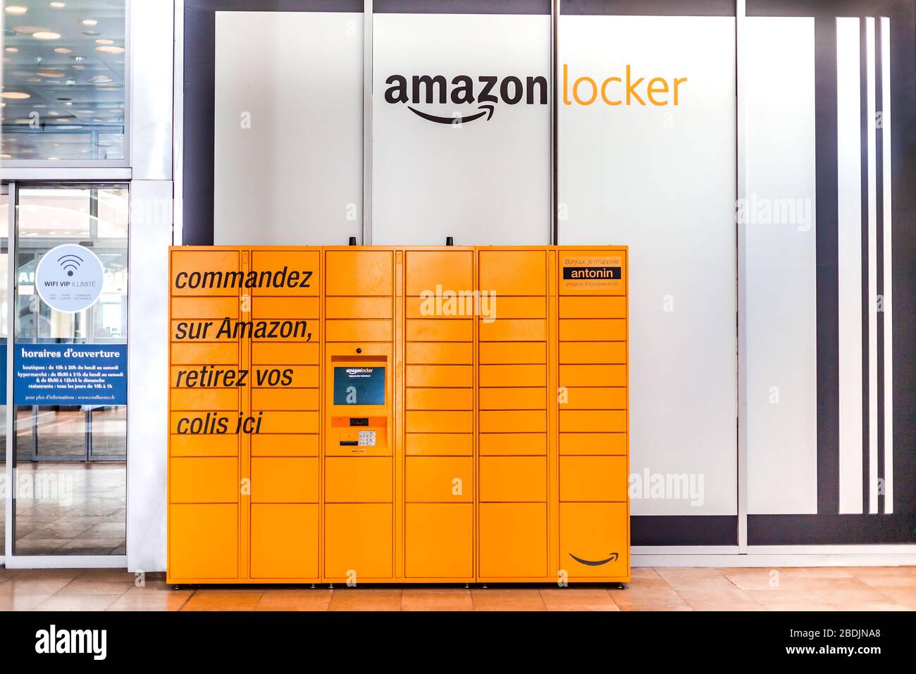Amazon Locker dans le centre commercial, point de ramassage orange pour les marchandises par correspondance portant le logo de la marque Amazon. Lyon, France - 23 février 2020 Banque D'Images