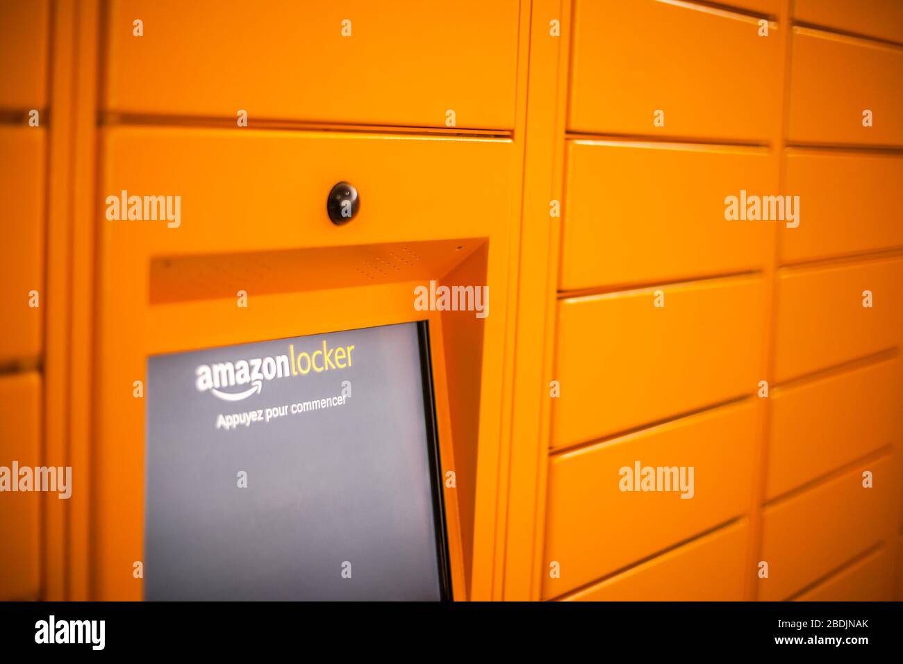 Amazon Locker dans le centre commercial, point de ramassage orange pour les marchandises par correspondance portant le logo de la marque Amazon. Gros plan de l'écran. Lyon, France - 23 février 20 Banque D'Images