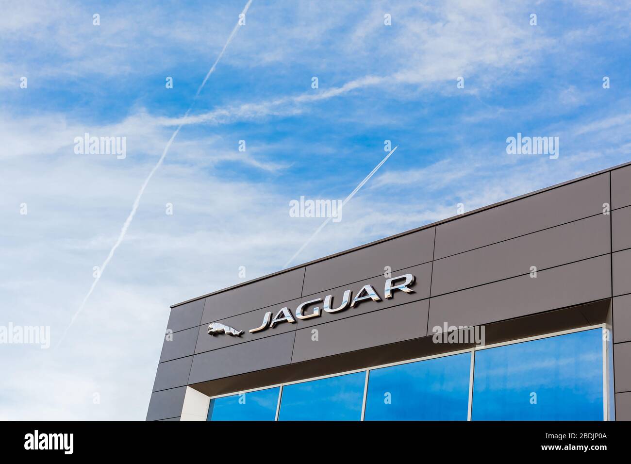 Logo de la marque Jaguar sur fond bleu vif situé dans son immeuble de bureaux de concessionnaires à Lyon, France - 23 février 2020 Banque D'Images