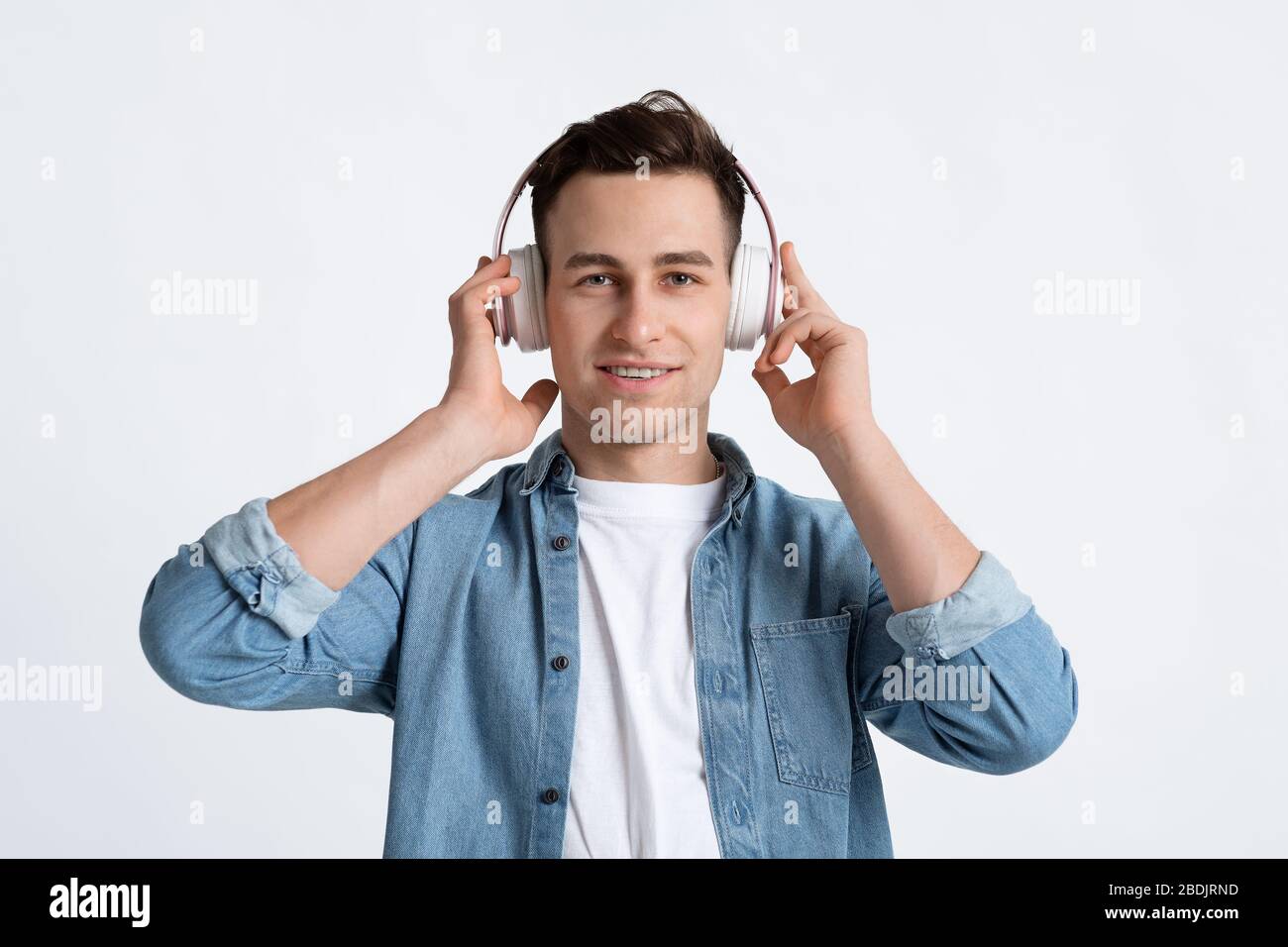Écoutez votre musique préférée. Guy dans un casque Banque D'Images