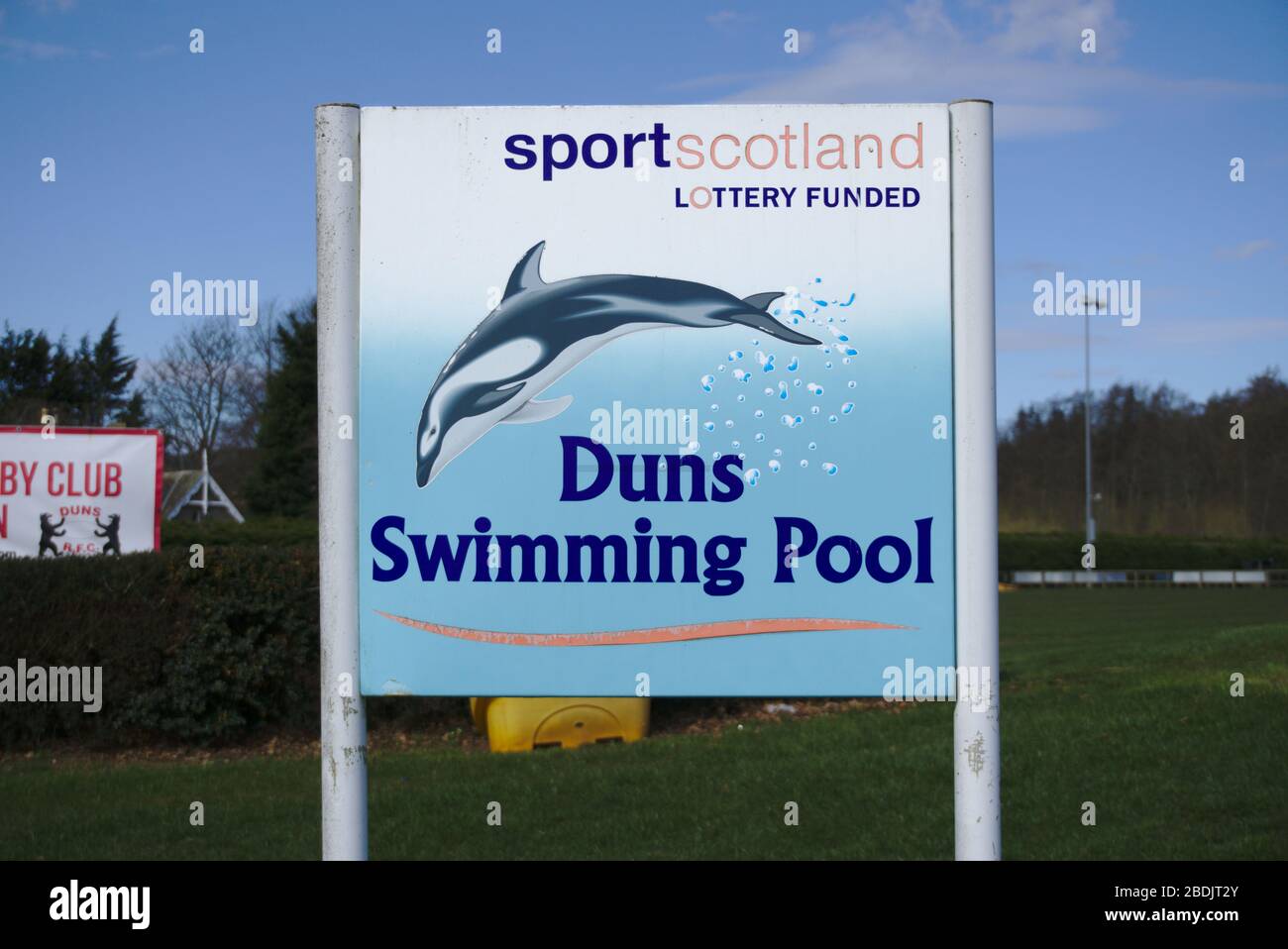 Panneau de financement de loterie Sport Scotland à l'extérieur de la piscine Duns, Berwickshire, Scottish Borders, Royaume-Uni Banque D'Images