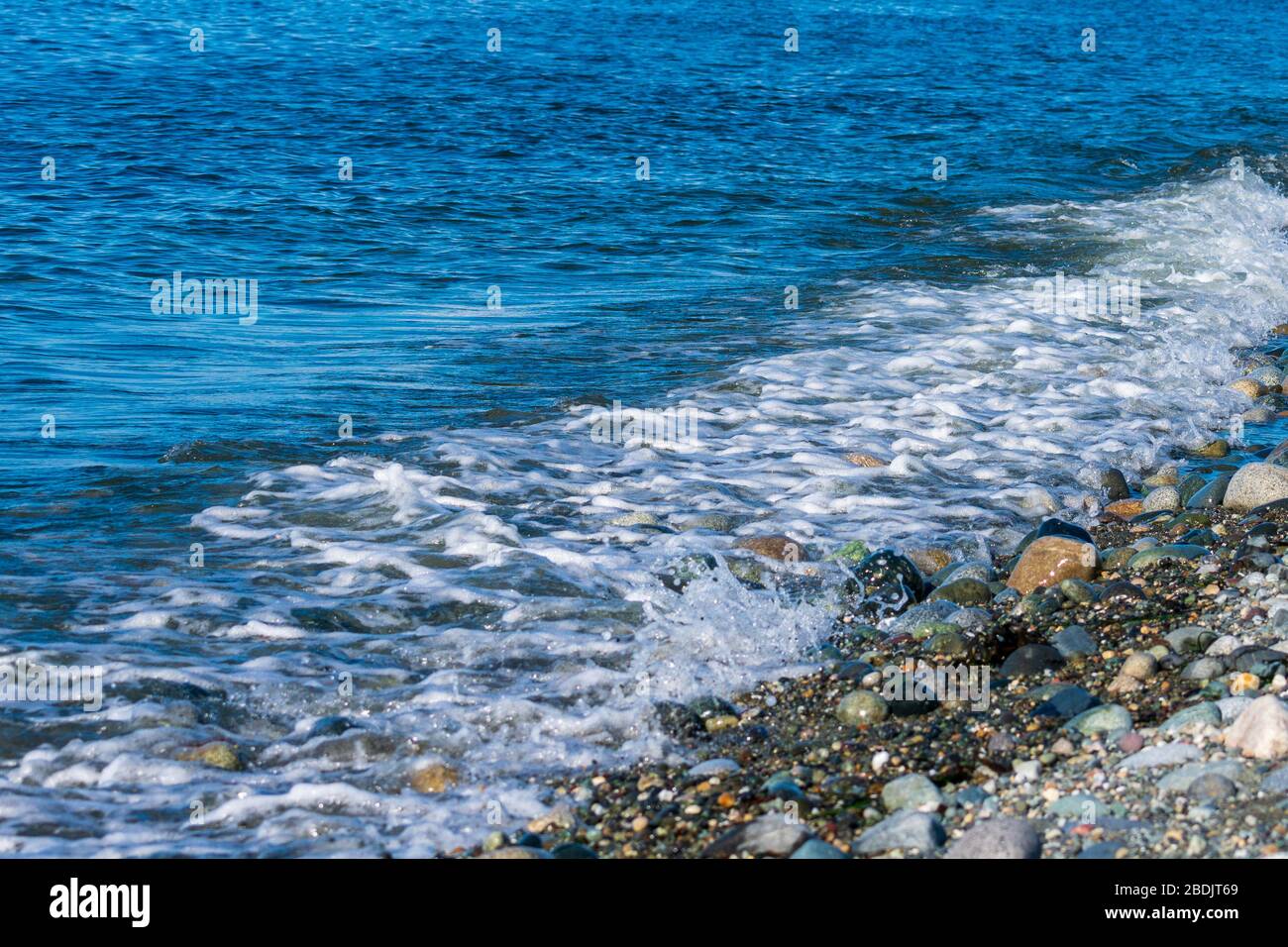 Sea Surf on Rocks sur l'île de Whidbey Banque D'Images