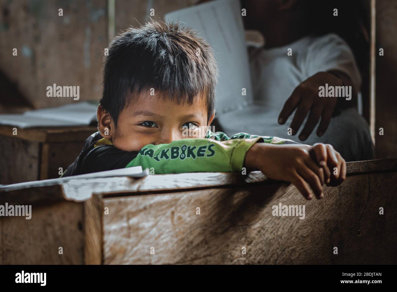 Apprentissage des enfants autochtones, territoire chiwiar, Équateur Banque D'Images